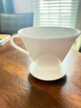 White Ceramic Pour-Over Coffee Dripper with Handle - Elegant Home Brewer